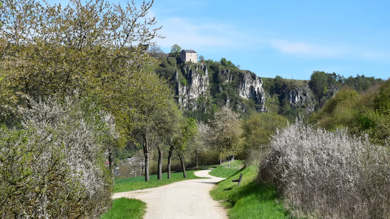 Jurafelsen mit Burg Arnsberg im Naturpark Altmühltal – Tourenrevier ab Hotel Günter