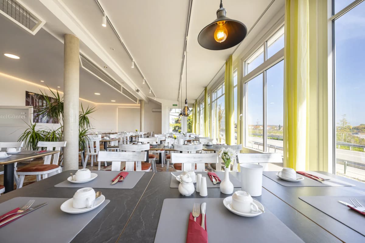 Reichhaltiges Frühstücksbuffet im Hotel Günter – Croissants, Waffeln und frisches Obst