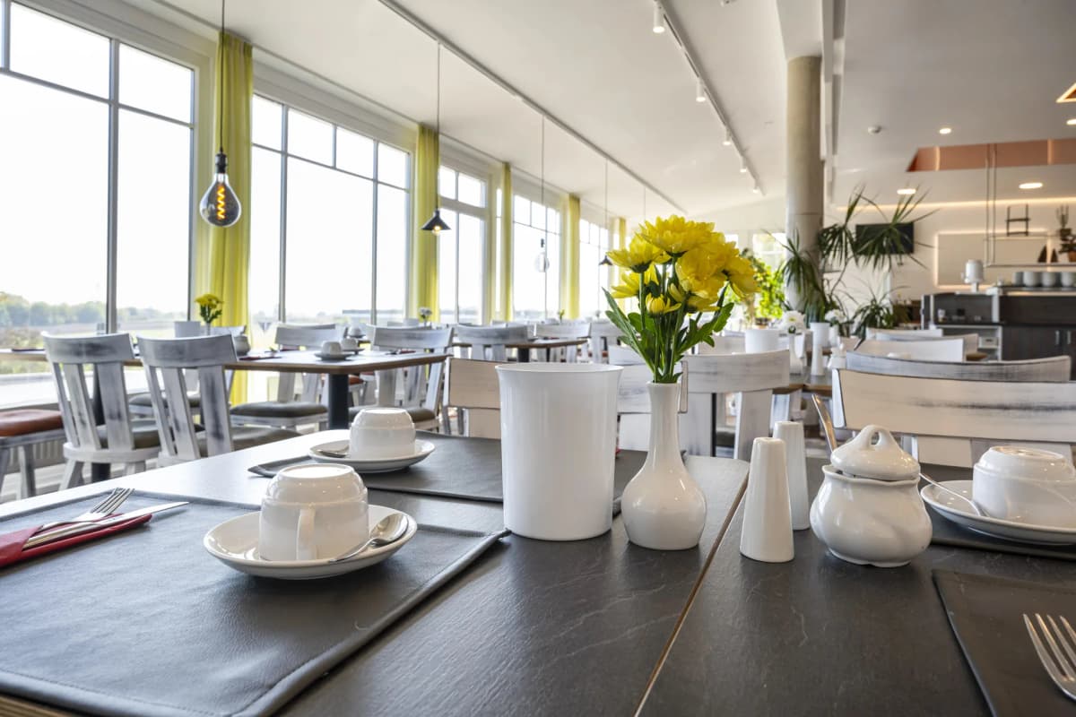 Moderner Frühstücksbereich mit Buffet-Station im Hotel Günter